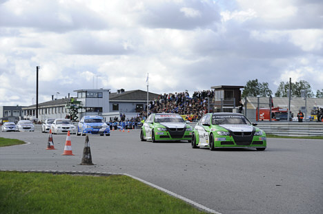 Jan Magnussen vandt på Ring Djursland foran Martin Jensen og Henrik Lundgaard, og han holdt dermed liv i sine muligheder for at generobre titlen i Danish Touringcar Championship.